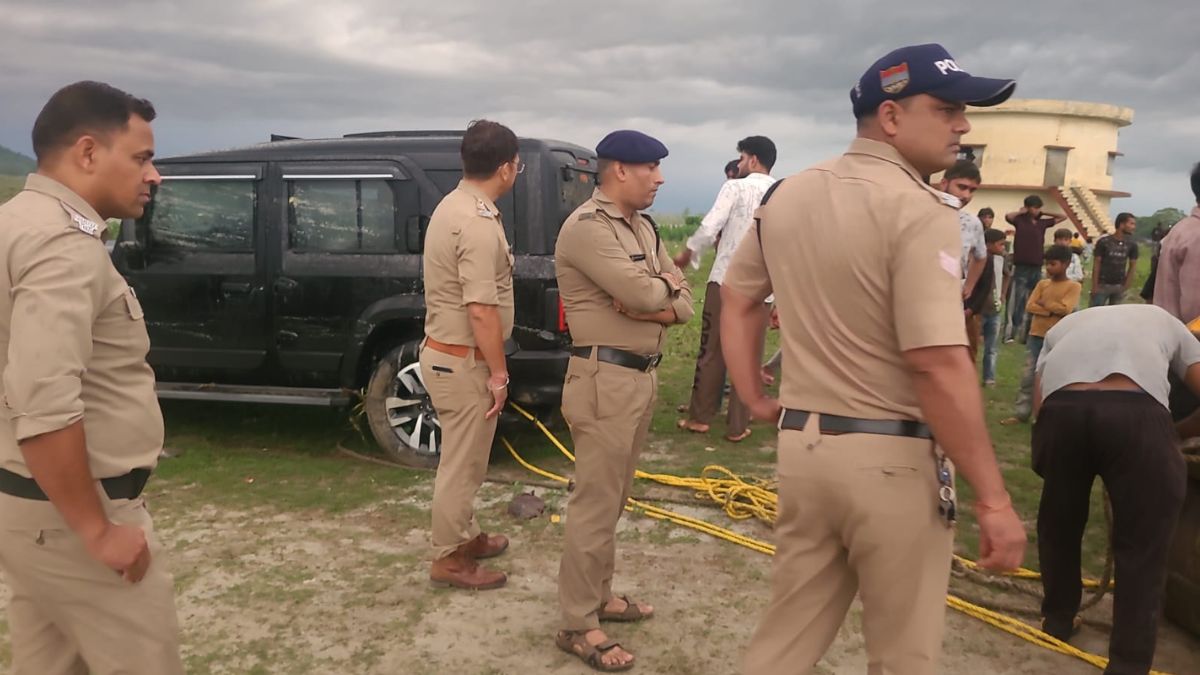 haridwar thar driven into ganga for engine test gets stuck police seizes suv