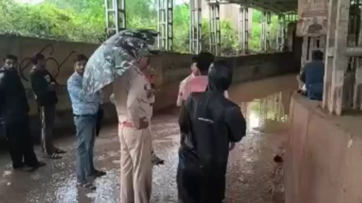 heavy rain satna bolero flooded drain bus stuck water 24 lives at risk heavy rain satna bolero flooded drain bus stuck water 24 lives at risk