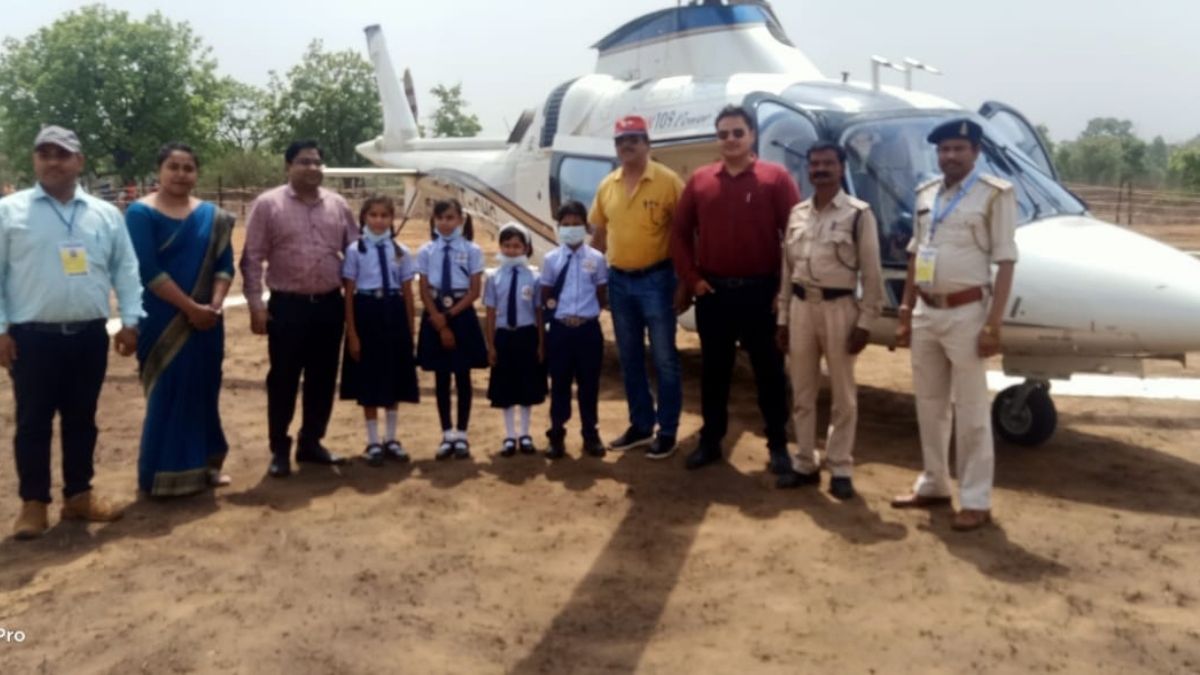 मुख्यमंत्री ने बच्चों को कराई हेलिकॉप्टर की सैर.