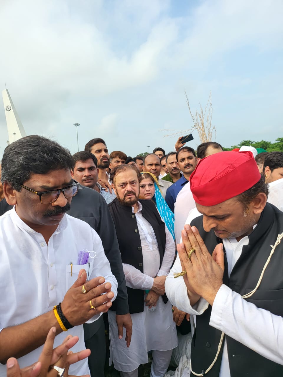 हेमंत सोरेन नेताजी के अंतिम संस्कार में शामिल होने सैफई पहुंचे