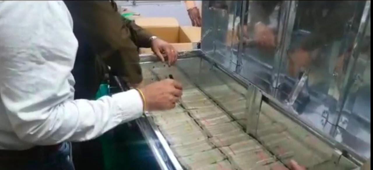 कैश के स्रोतों की हो रही है जांच कैश के स्रोतों की हो रही है जांच