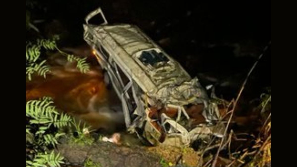 कई मीटर गहरी खाई मेें गिरी ट्रैवलर कई मीटर गहरी खाई मेें गिरी ट्रैवलर