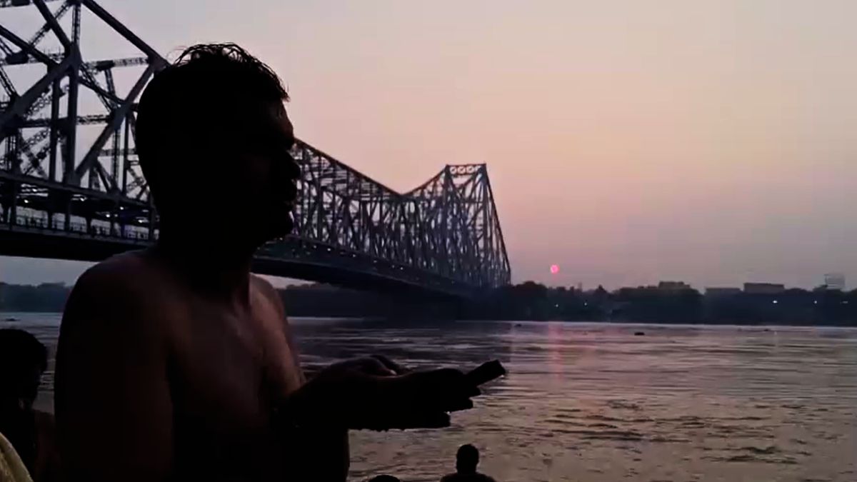 Howrah Ganga Ghats Devotees Offer Tarpan on Mahalaya Bengal Durga Puja