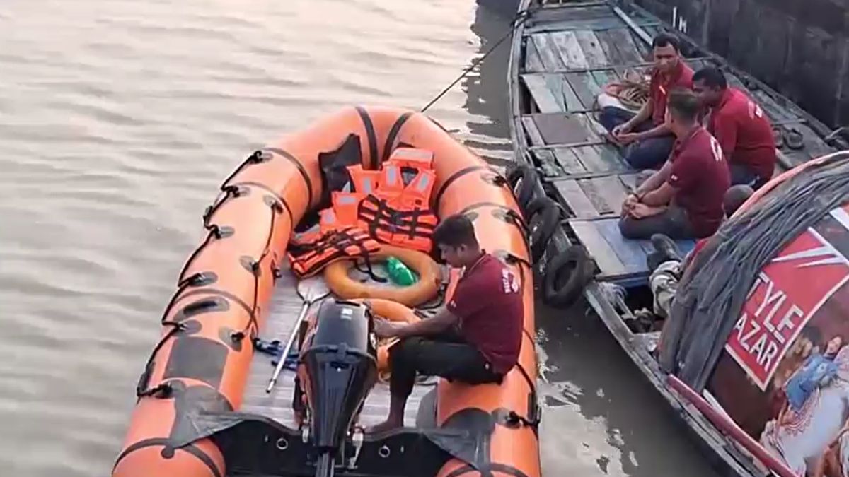 Howrah Ganga Ghats Devotees Offer Tarpan on Mahalaya Bengal Durga Puja
