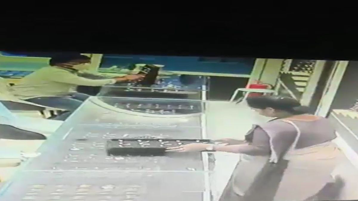 hyderabad jewellery scam gold ring swapped with fake kukatpally arrest