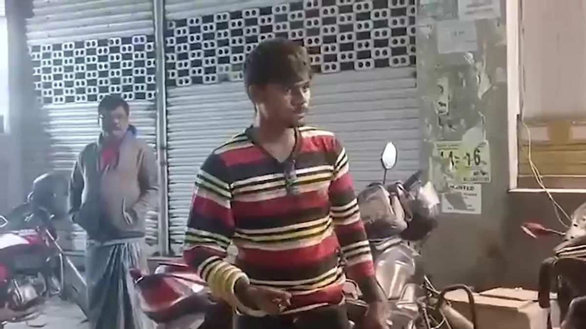 पुलिस ने नशे में पकड़ लिया तो सांप निकाल लाया ऑटो चालक... लहराकर धमकाने लगा तो मच गई अफरा-तफरी