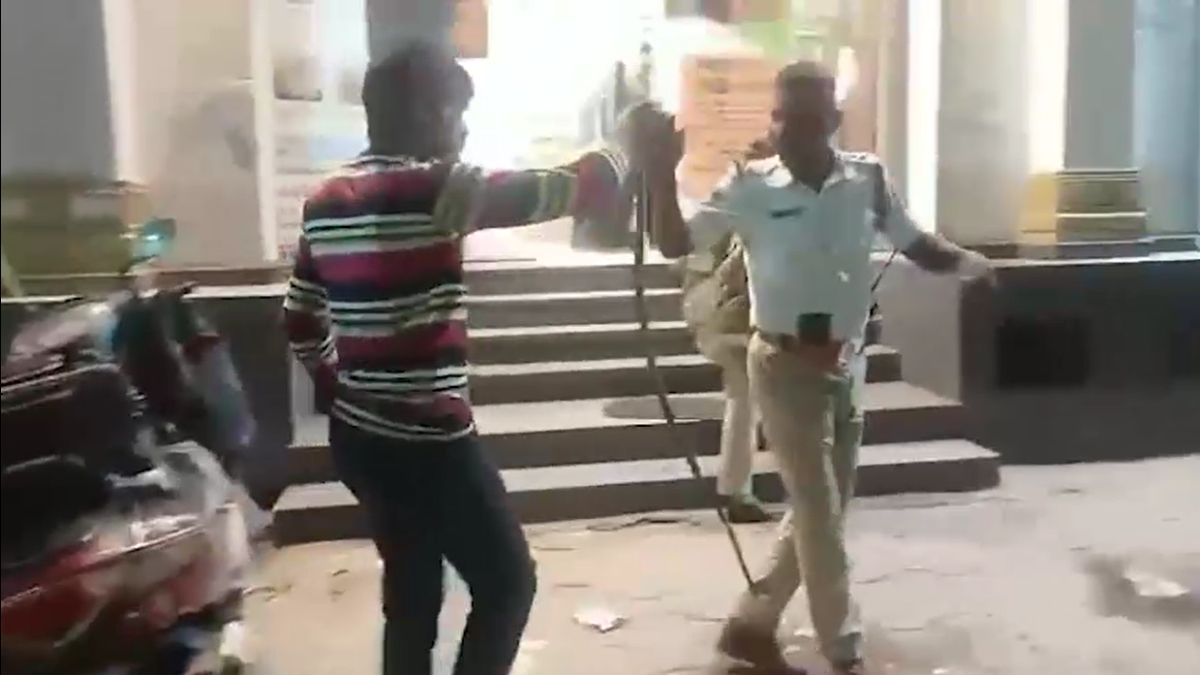 पुलिस ने नशे में पकड़ लिया तो सांप निकाल लाया ऑटो चालक... लहराकर धमकाने लगा तो मच गई अफरा-तफरी