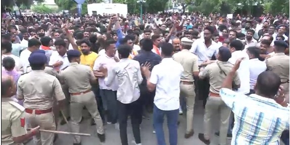 अहमदाबाद: स्कूल में छात्र ने चाकू घोंपकर 10वीं के स्टूडेंट की ले ली जान,  भारी बवाल और तोड़फोड़ - Gujarat Ahmedabad 10th class Student Stabbed Death  Khokhra Hindu Muslim ntc - AajTak