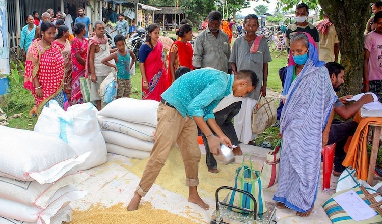 2021 की फाइल फोटो में पश्चिम बंगाल के मालदा में राशन की दुकान पर अनाज लेते लाभार्थी. उस दौरान केंद्र ने PM गरीब कल्याण अन्न योजना के तहत मुफ्त राशन तीन महीने बढ़ाया था. (Photo-PTI)