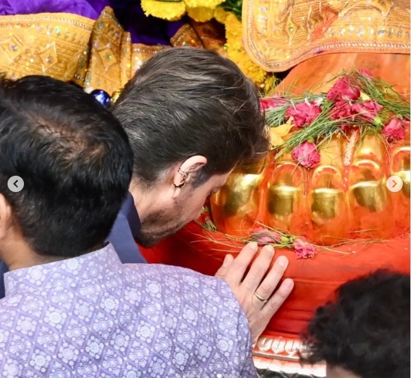 बप्पा के चरणों में मत्था टेकते शाहरुख खान.