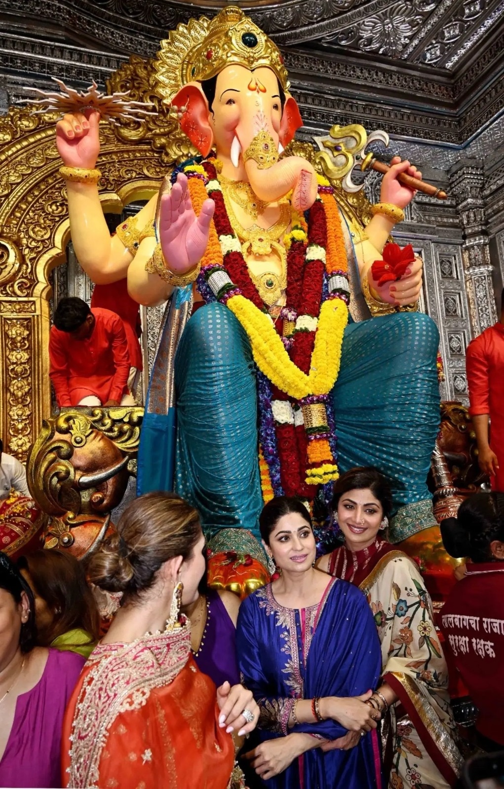 लालबागचा के दरबार में शिल्पा शेट्टी और उनका परिवार.