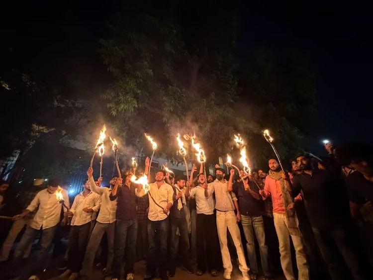 प्रदर्शन करते छात्र