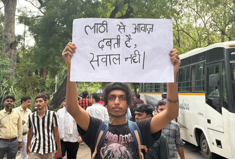 सैकड़ों युवा प्रदर्शन में हुए शामिल
