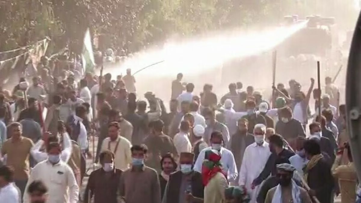 पीटीआई समर्थकों ने फैलाई हिंसा