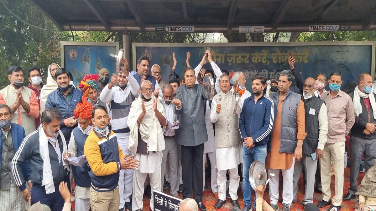 मांगों को लेकर प्रदर्शन करते किसान