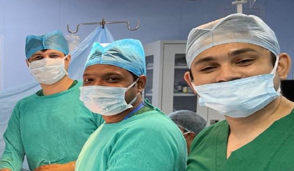 डॉक्टरों ने किया ऑपरेशन
