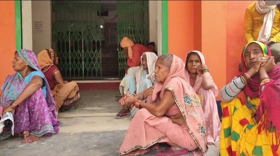 मजदूरों-किसानों के खातों से अचानक पैसा गायब... ग्रामीणों ने हंगामा कर बैंक कर्मियों से मांगी राशि मजदूरों-किसानों के खातों से अचानक पैसा गायब... ग्रामीणों ने हंगामा कर बैंक कर्मियों से मांगी राशि