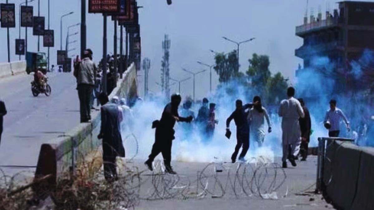 पीटीआई समर्थकों ने आगजनी की