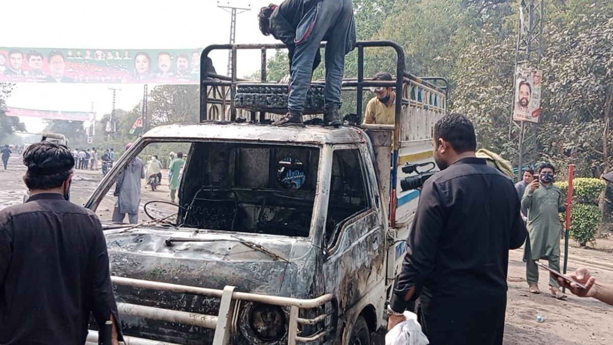 PTI ने पुलिस पर जमान पार्क में फूड डिलीवरी वाहन जलाने का लगाया आरोप