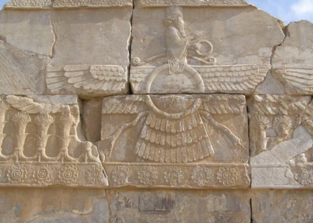 पर्सेपोलिस: पत्थर पर उकेरा गया पारसी प्रतीक 'फरावहर', जो 2,500 साल से भी अधिक पुराना है