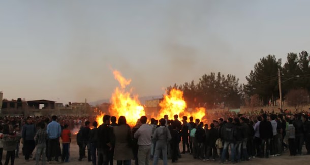 प्राचीन पारसी त्योहार 'सदेह': सर्दियों के 100 दिन बाद जलने वाली यह विशाल अग्नि अंधेरे पर रोशनी की जीत का प्रतीक है. भारत के भी कई हिंदू त्योहारों में इसी तरह पवित्र अग्नि जलाई जाती है. (Photo- परज़ोर फाउंडेशन)