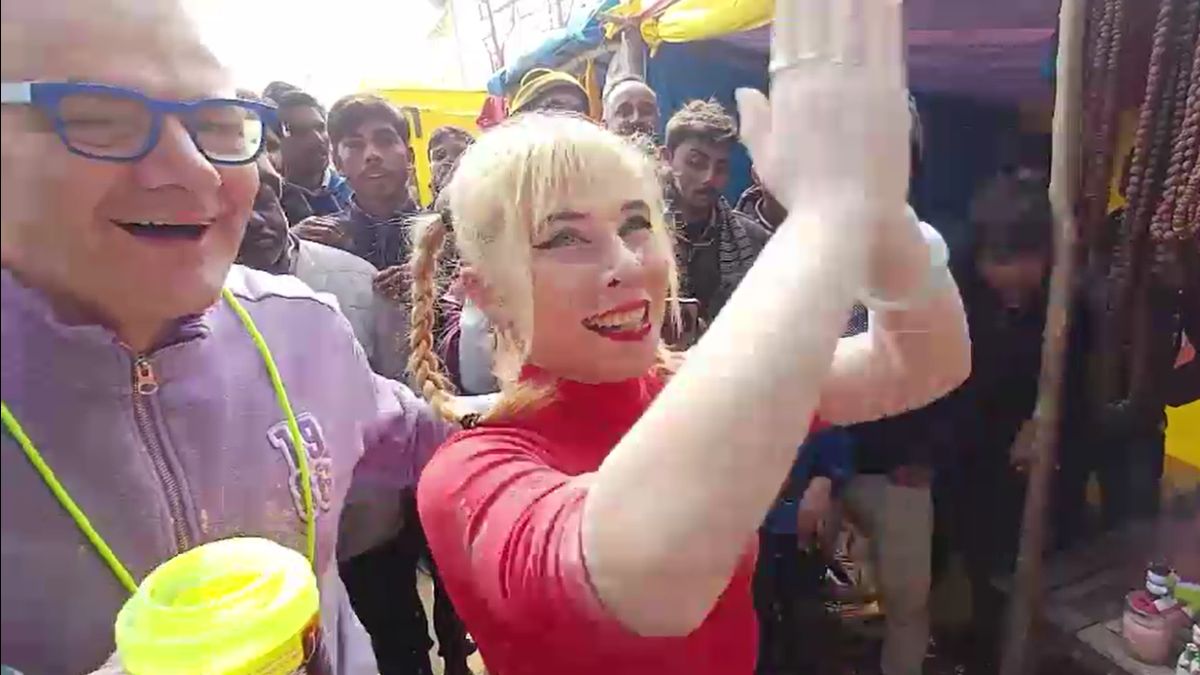 अध्यात्म की शरण में इटली की लुक्रेजिया… पिता संग प्रयागराज पहुंचीं, हाथ जोड़कर बोलीं- 'जय श्रीराम' अध्यात्म की शरण में इटली की लुक्रेजिया… पिता संग प्रयागराज पहुंचीं, हाथ जोड़कर बोलीं- 'जय श्रीराम'