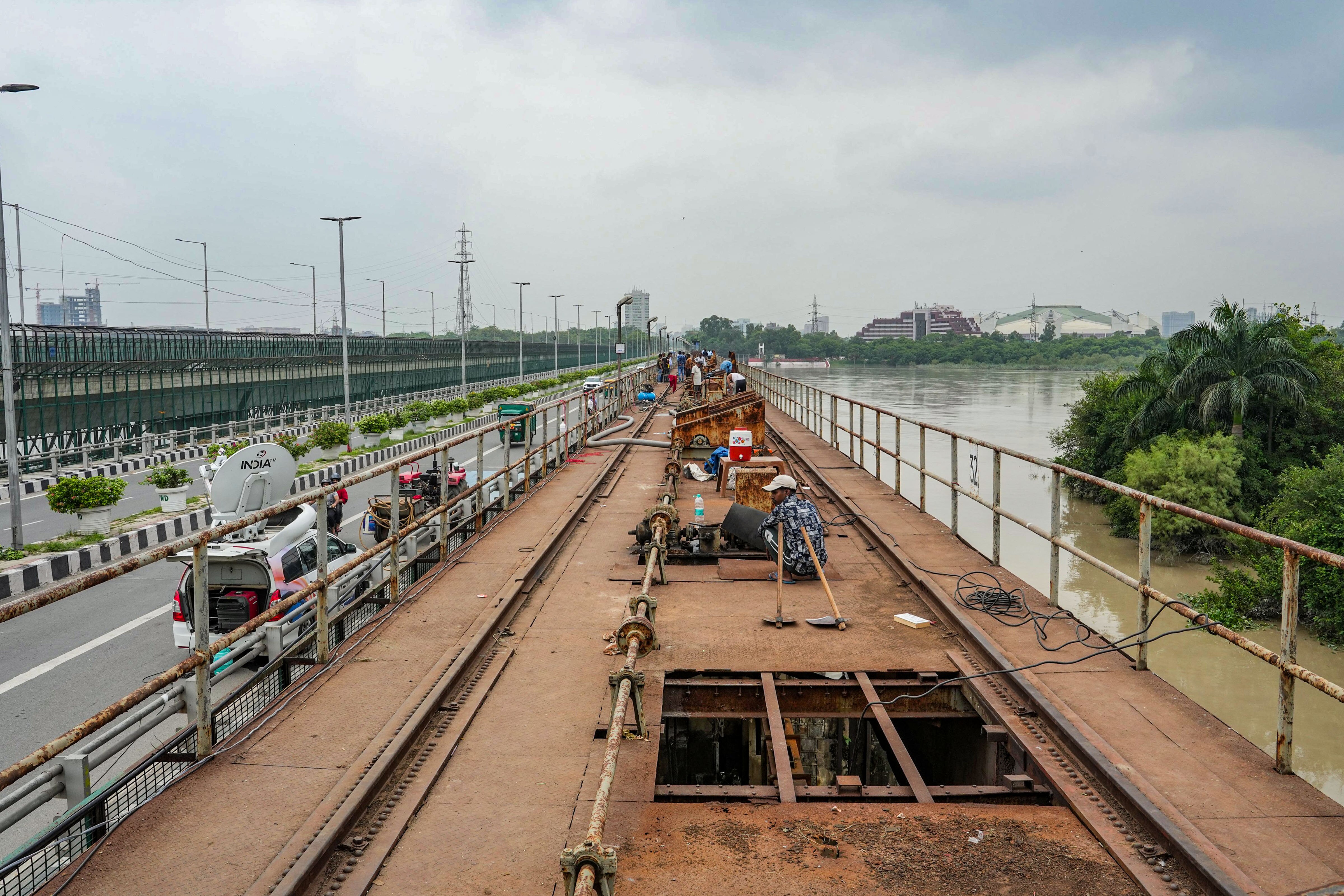 आईटीओ बैराज के बचे हुए चार गेट खोलने की कोशिशें जारी (फोटो- पीटीआई)