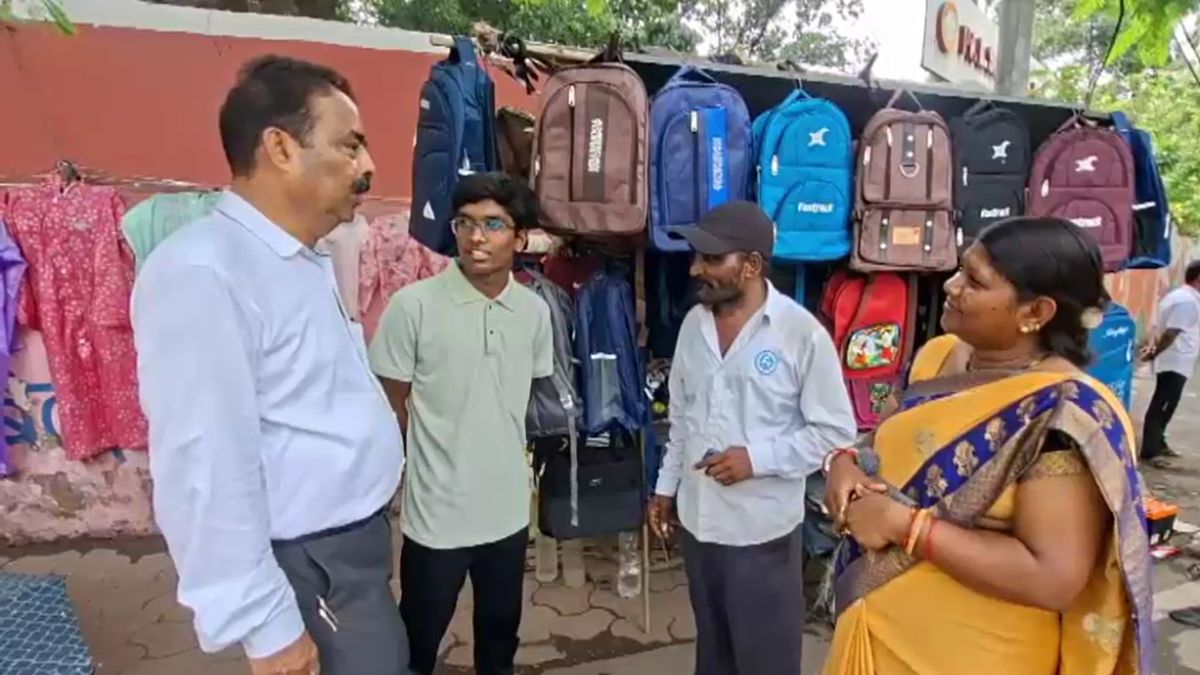 jabalpur success story father sells school bags on footpath son cracks neet jabalpur success story father sells school bags on footpath son cracks neet