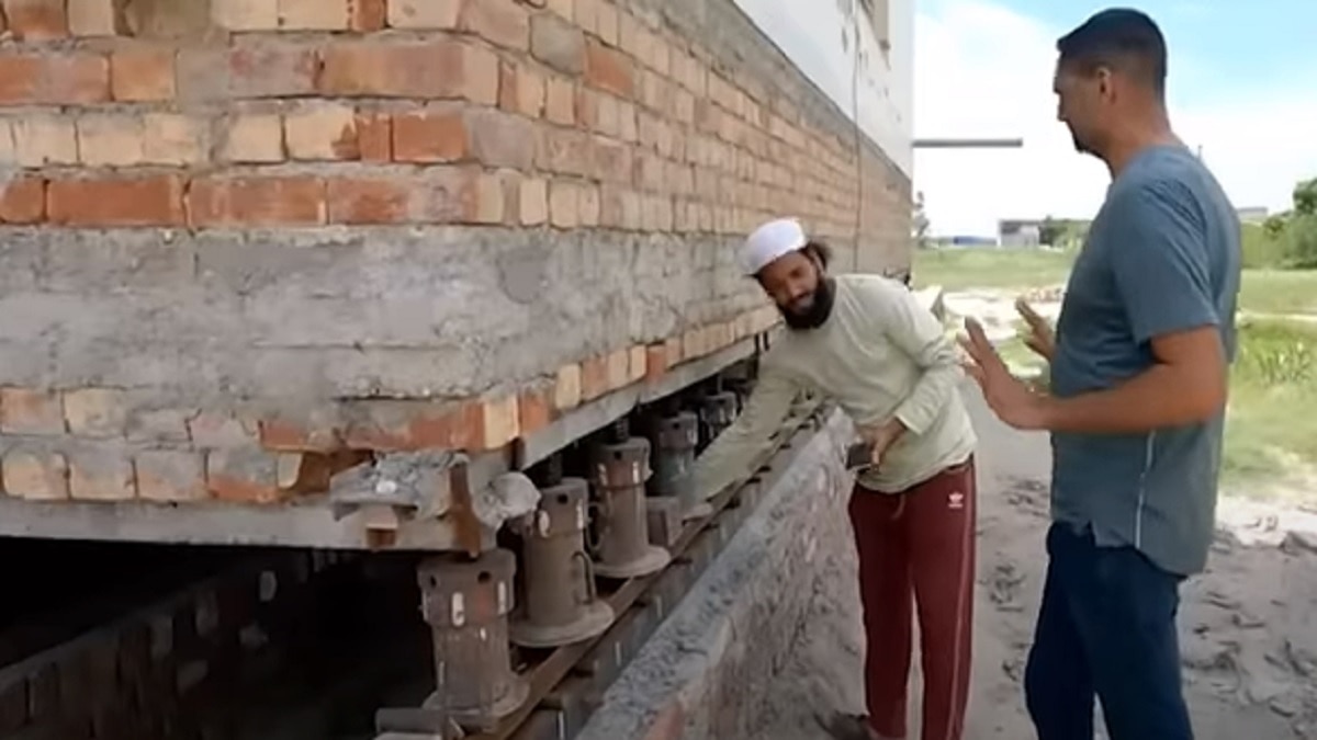 घर को उठाने के लिए लगाए गए जैक