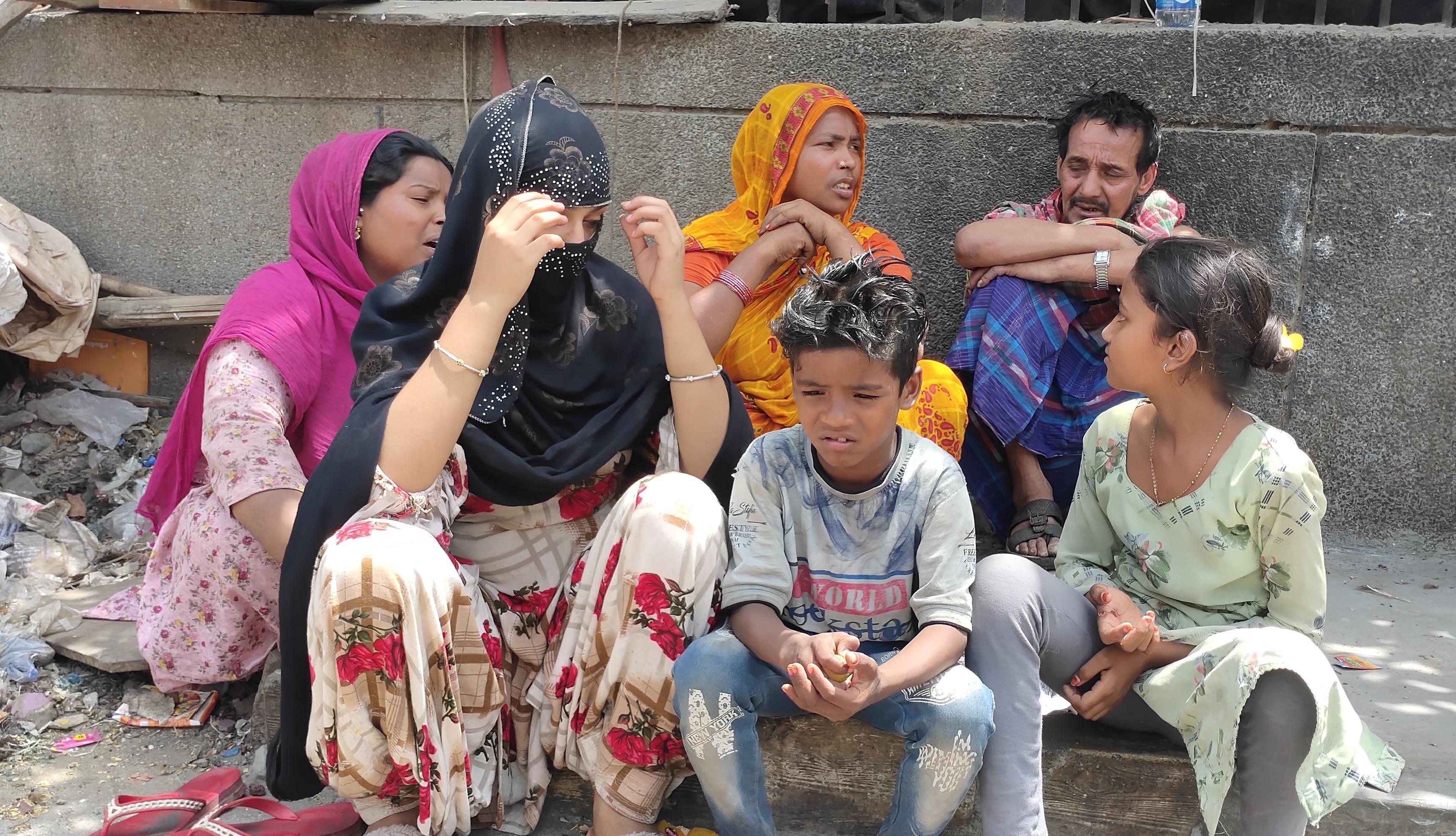 एमसीडी ने अवैध दुकानों पर चलाया बुलडोजर एमसीडी ने अवैध दुकानों पर चलाया बुलडोजर