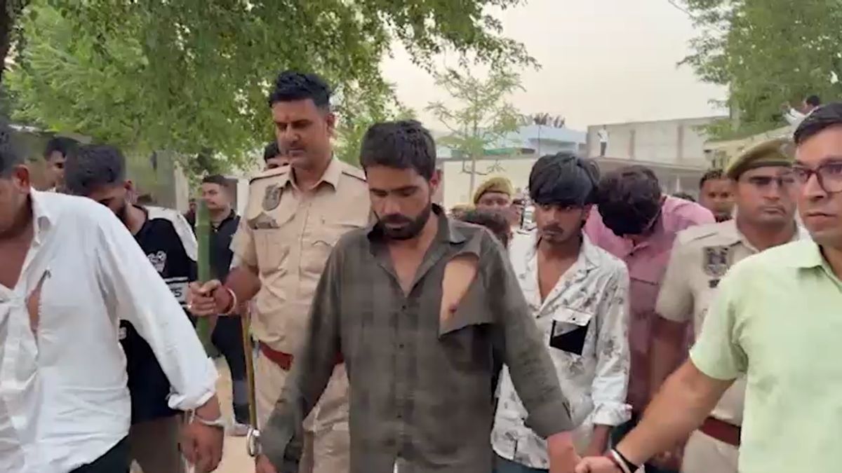 jaipur 35 lakh jewellery robbery accused barefoot parade video viral jaipur 35 lakh jewellery robbery accused barefoot parade video viral
