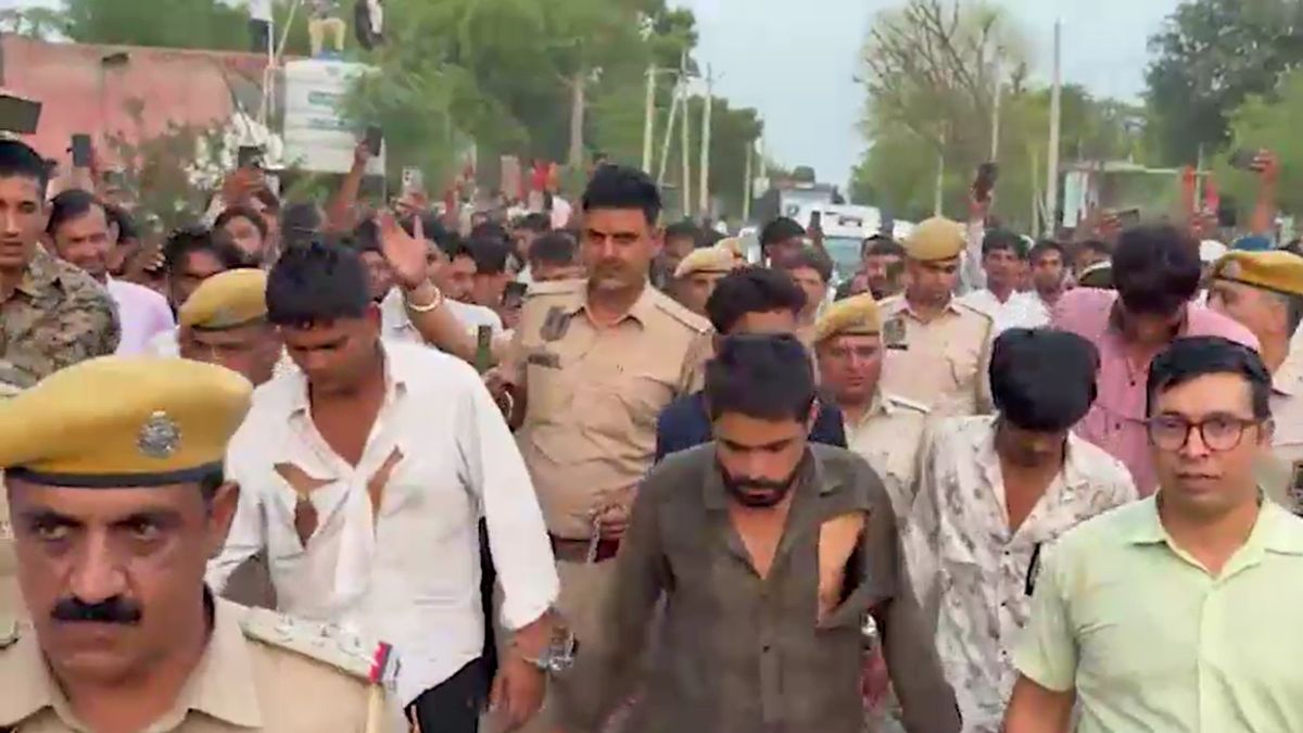 jaipur 35 lakh jewellery robbery accused barefoot parade video viral jaipur 35 lakh jewellery robbery accused barefoot parade video viral