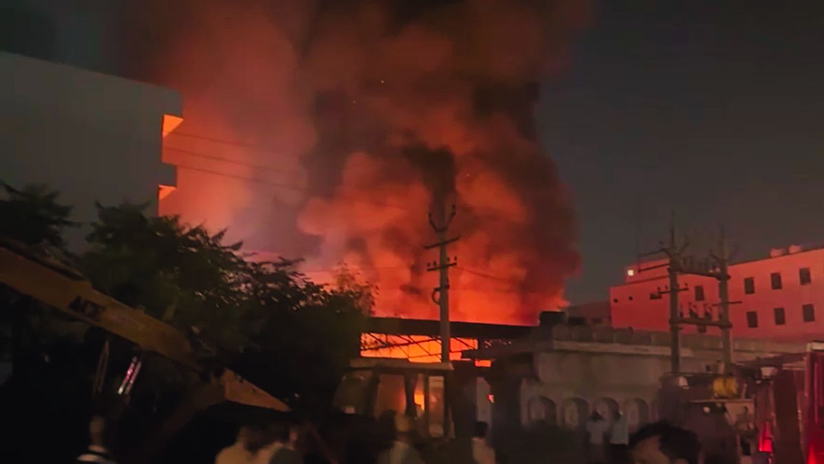jaipur mercedes workshop fire 8 luxury cars destroyed 50 vehicles parked