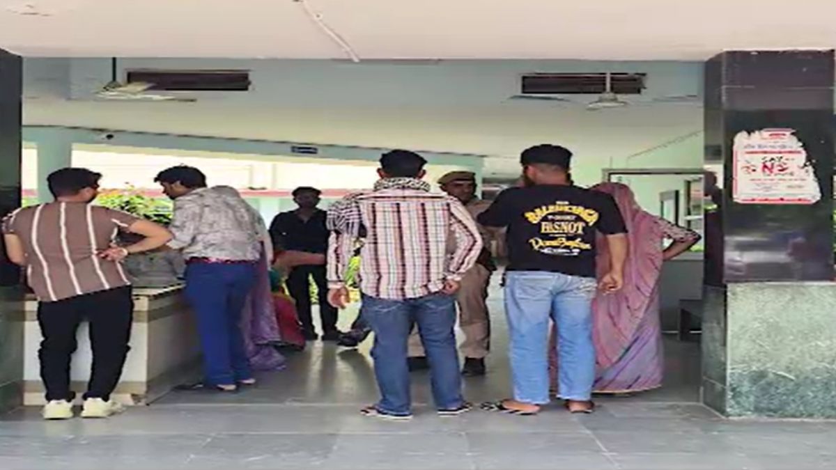 jaipur servant steals 50 lakh from doctors house kills pet dog