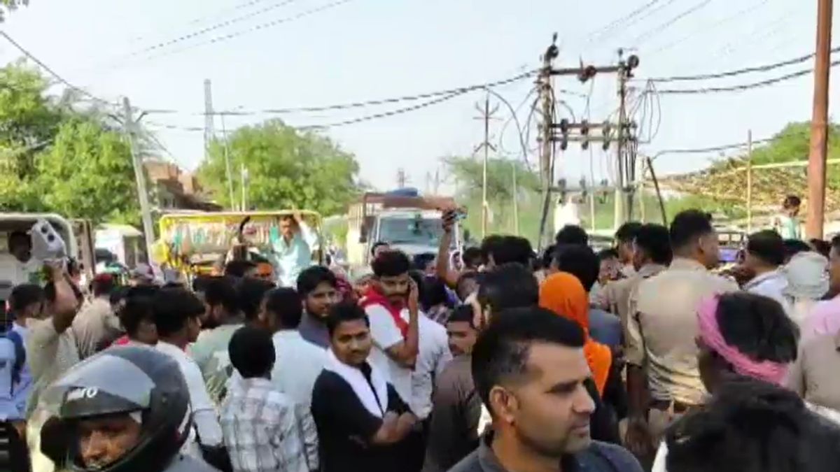 जालौन में स्मार्ट मीटर के विरोध में महिलाओं ने बिजली बिलों को लेकर सड़क जाम कर दी जालौन में स्मार्ट मीटर के विरोध में महिलाओं ने बिजली बिलों को लेकर सड़क जाम कर दी