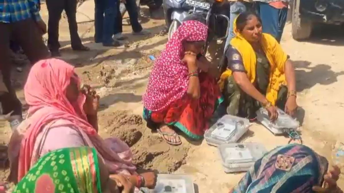 जालौन में स्मार्ट मीटर के विरोध में महिलाओं ने बिजली बिलों को लेकर सड़क जाम कर दी जालौन में स्मार्ट मीटर के विरोध में महिलाओं ने बिजली बिलों को लेकर सड़क जाम कर दी