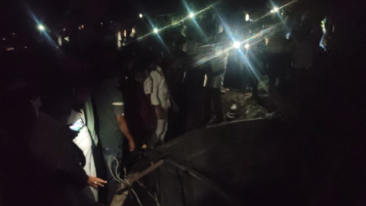 jalna car accident creta falls into well two women die 13 hour rescue jalna car accident creta falls into well two women die 13 hour rescue