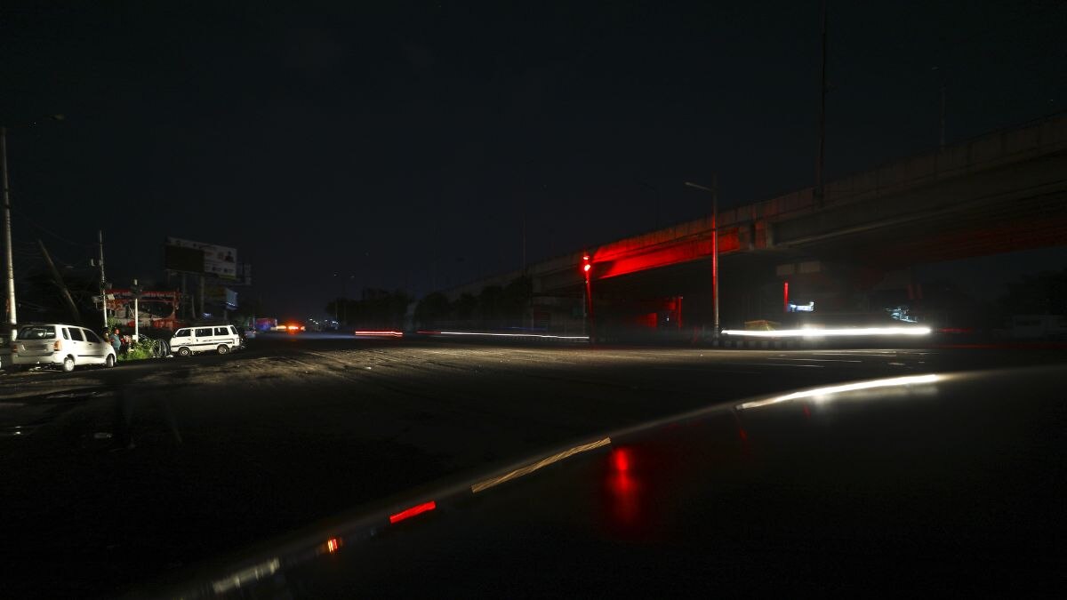 जम्मू में गोलाबारी के बीच शहर में रहा ब्लैकआउट. (Photo: PTI)