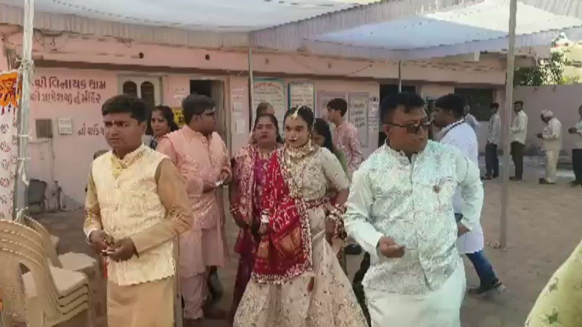 जामनगर की दुल्हन शादी से पहले पोलिंग बूथ पहुंची, पहले वोट फिर शादी