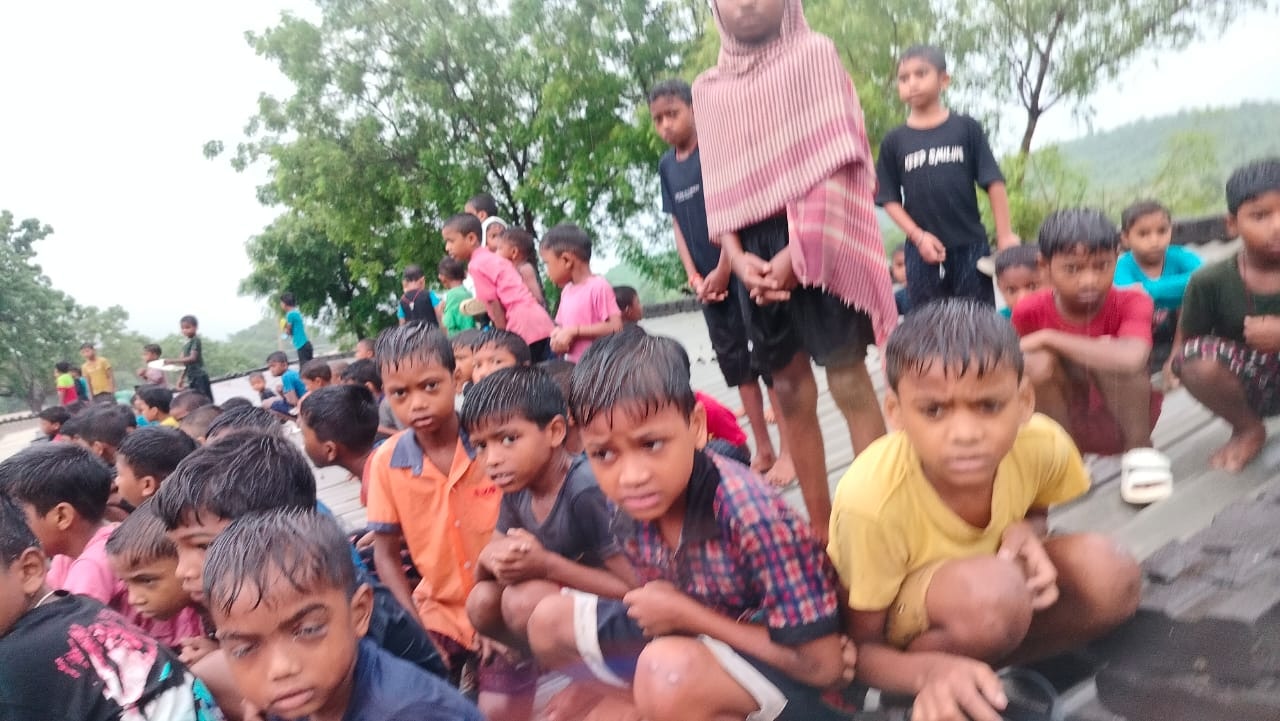 पानी में फंस गए बच्चे