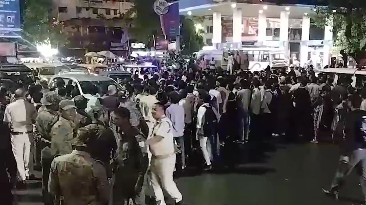 jamshedpur sakchi traffic police transgender community clash traffic jam jamshedpur sakchi traffic police transgender community clash traffic jam