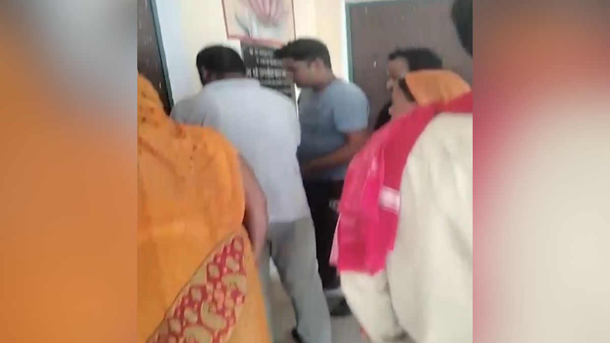 jaunpur class 1 student locked inside primary school classroom for two hours bsa orders probe