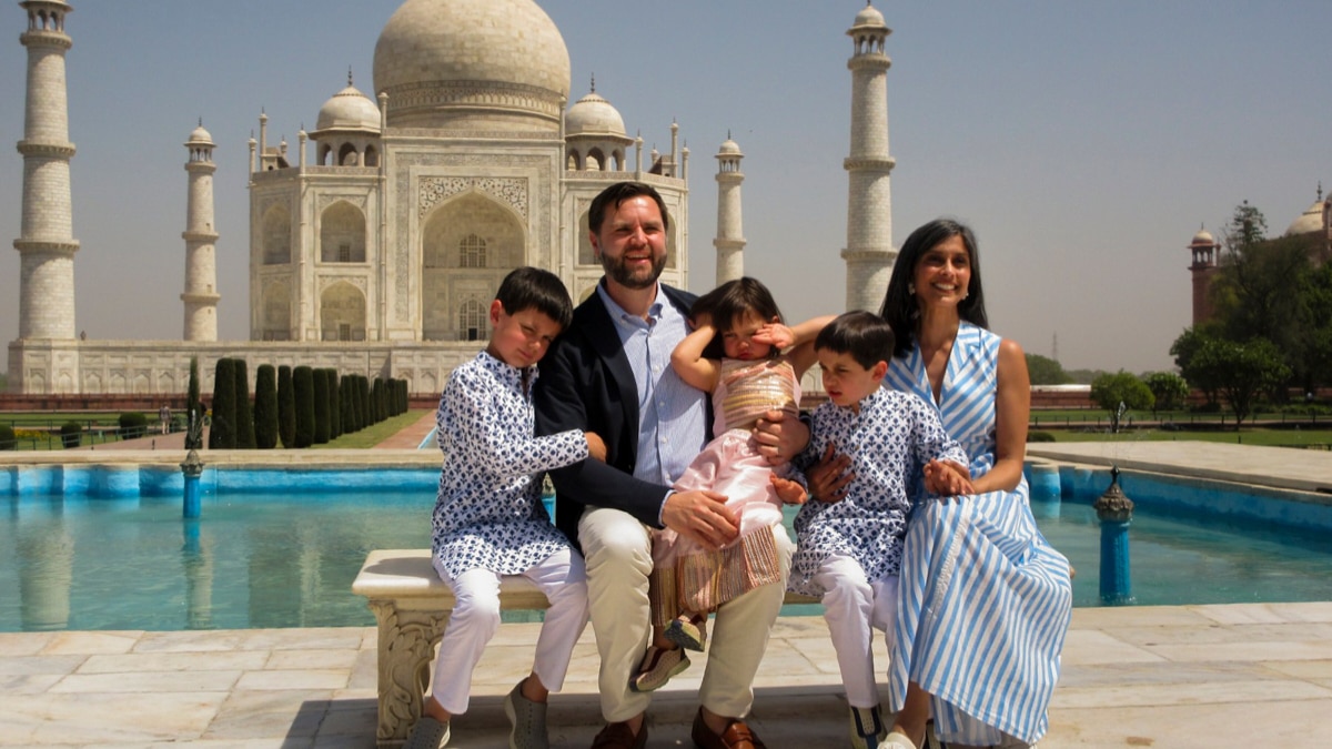 जे.डी. वेंस, पत्नी उषा वेंस और बच्चे, आगरा में ताजमहल दौरे के दौरान, 23 अप्रैल 2025. (Photo: PTI) जे.डी. वेंस, पत्नी उषा वेंस और बच्चे, आगरा में ताजमहल दौरे के दौरान, 23 अप्रैल 2025.