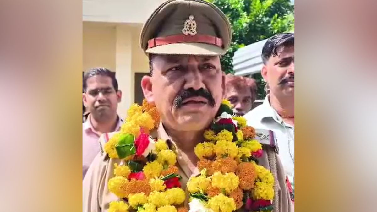 Jhansi 40 Years in Police Service Retired Sub Inspector Breaks Down During Farewell