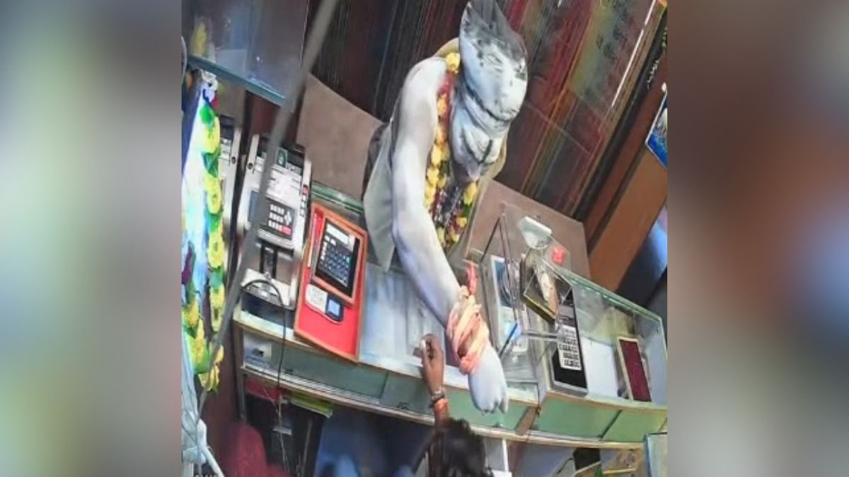 Jhansi Jeweller Duped Man in Aghori Attire CCTV Captures Entire Incident Jhansi Jeweller Duped Man in Aghori Attire CCTV Captures Entire Incident