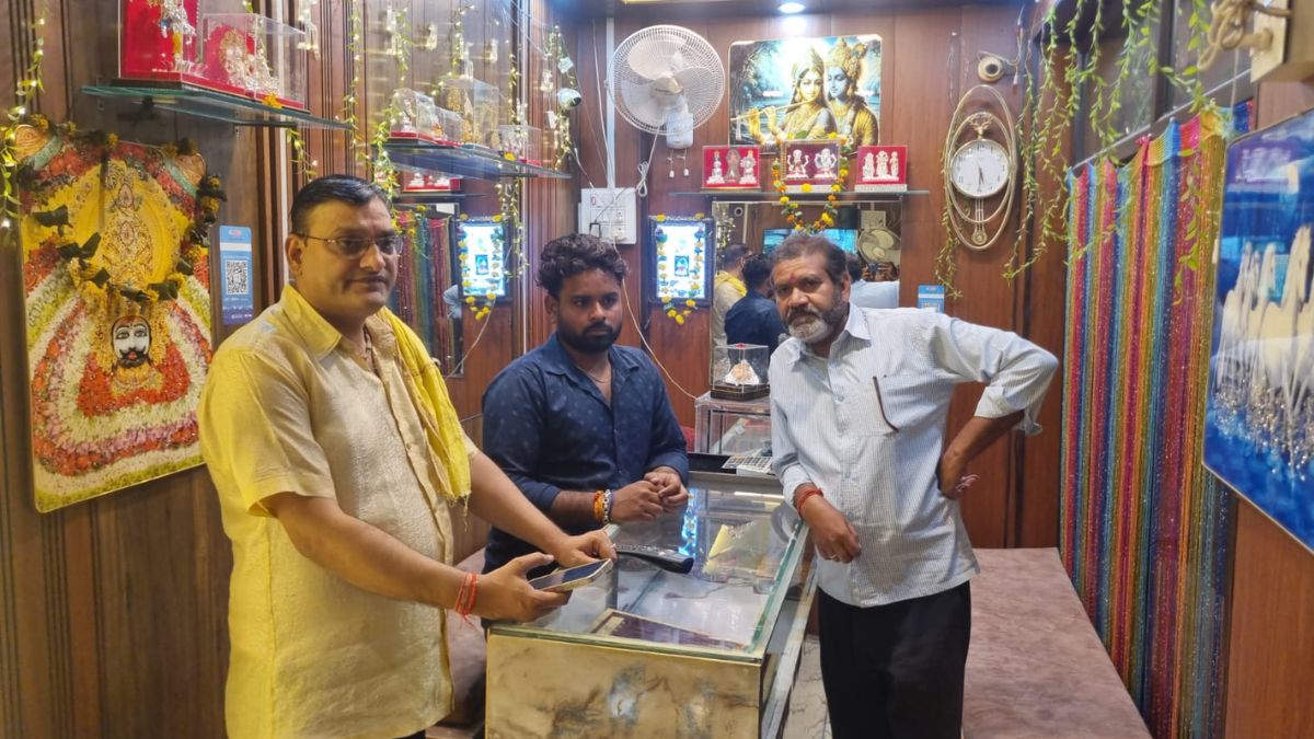 Jhansi Jeweller Duped Man in Aghori Attire CCTV Captures Entire Incident Jhansi Jeweller Duped Man in Aghori Attire CCTV Captures Entire Incident
