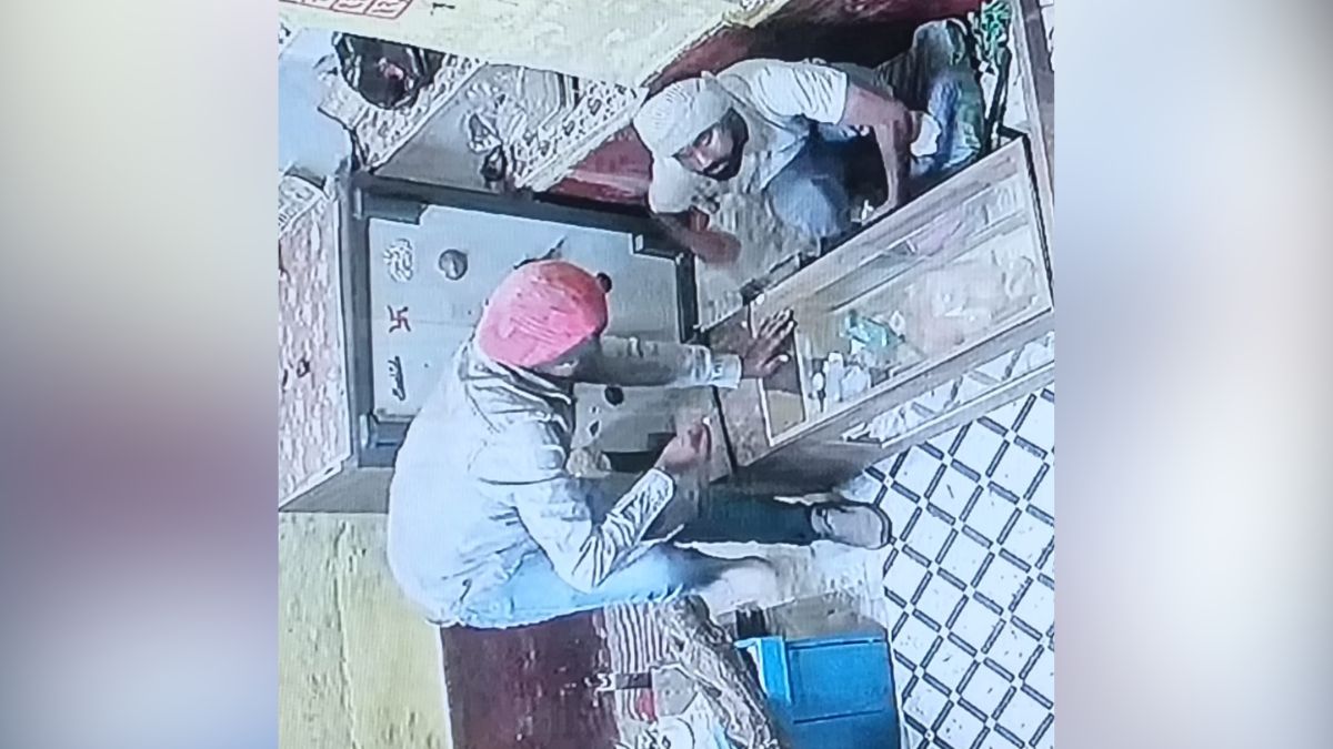 jhansi jeweller house theft 50 lakh gold silver family went daughters wedding