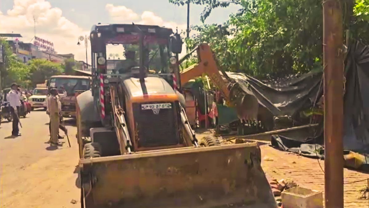 Jhansi Medical College Bulldozer Action Street Vendors Encroachment Drive
