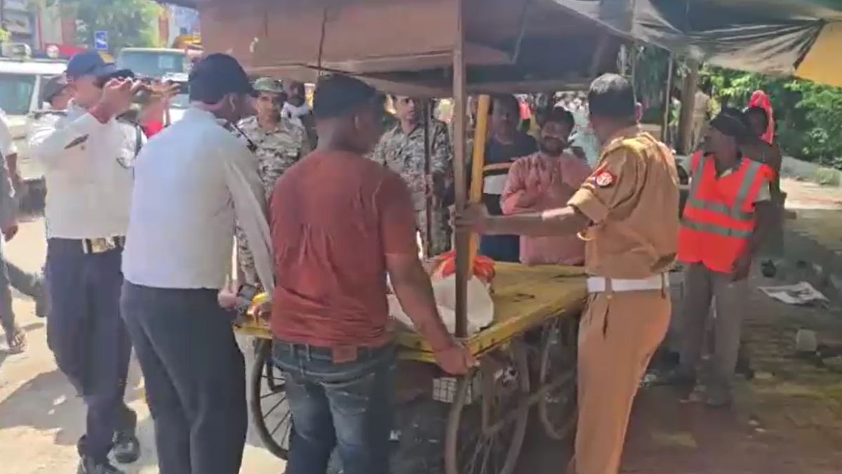 Jhansi Medical College Bulldozer Action Street Vendors Encroachment Drive