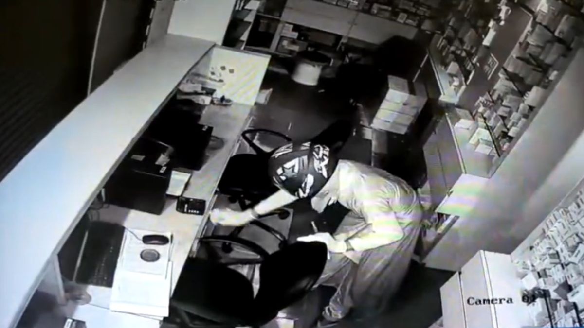 jhansi medicine market robbery burqa clad robbers arrested after police encounter